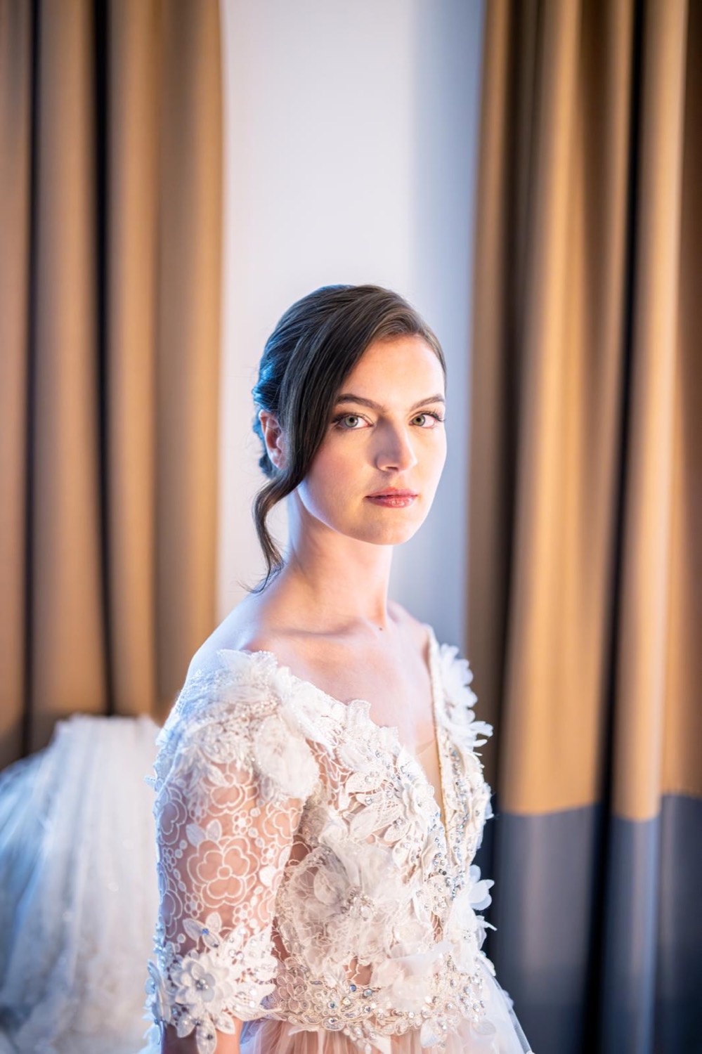 Braut im bestickten Spitzenkleid, Editorial-Porträt