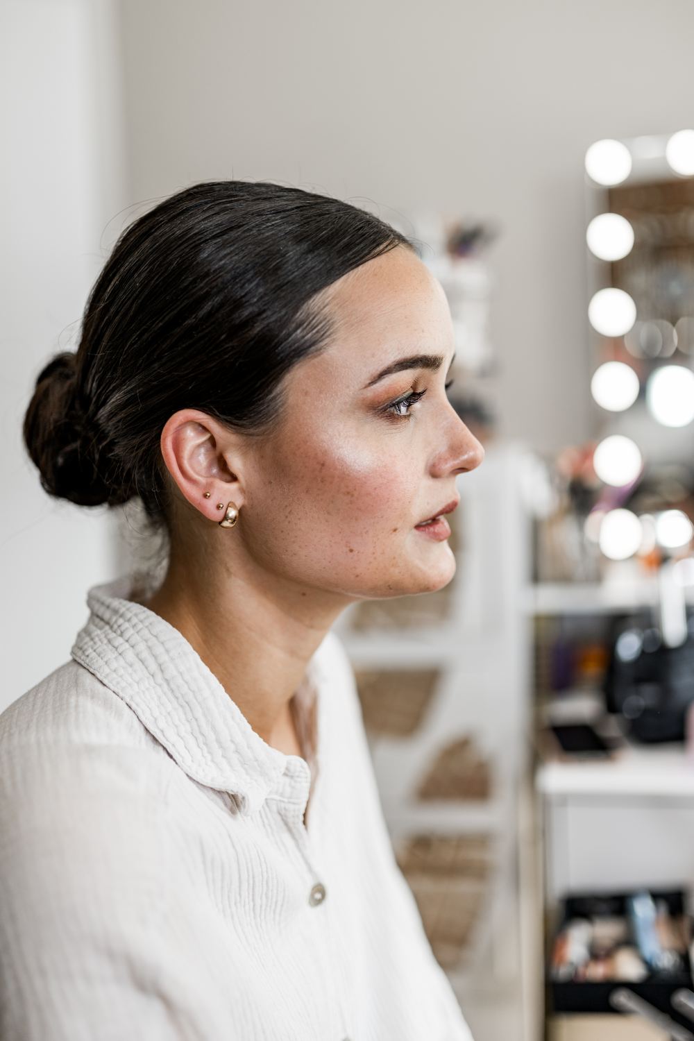 Braut im Profil, natürliches Make-up am Schminktisch