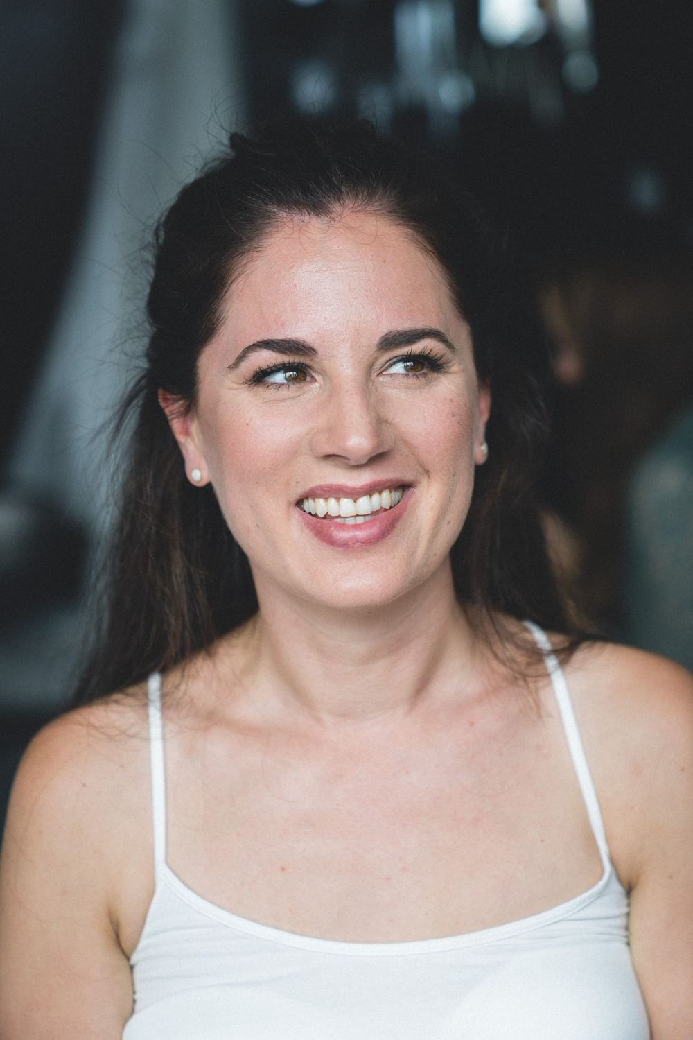 Braut mit natürlichem Make-up, lachend
